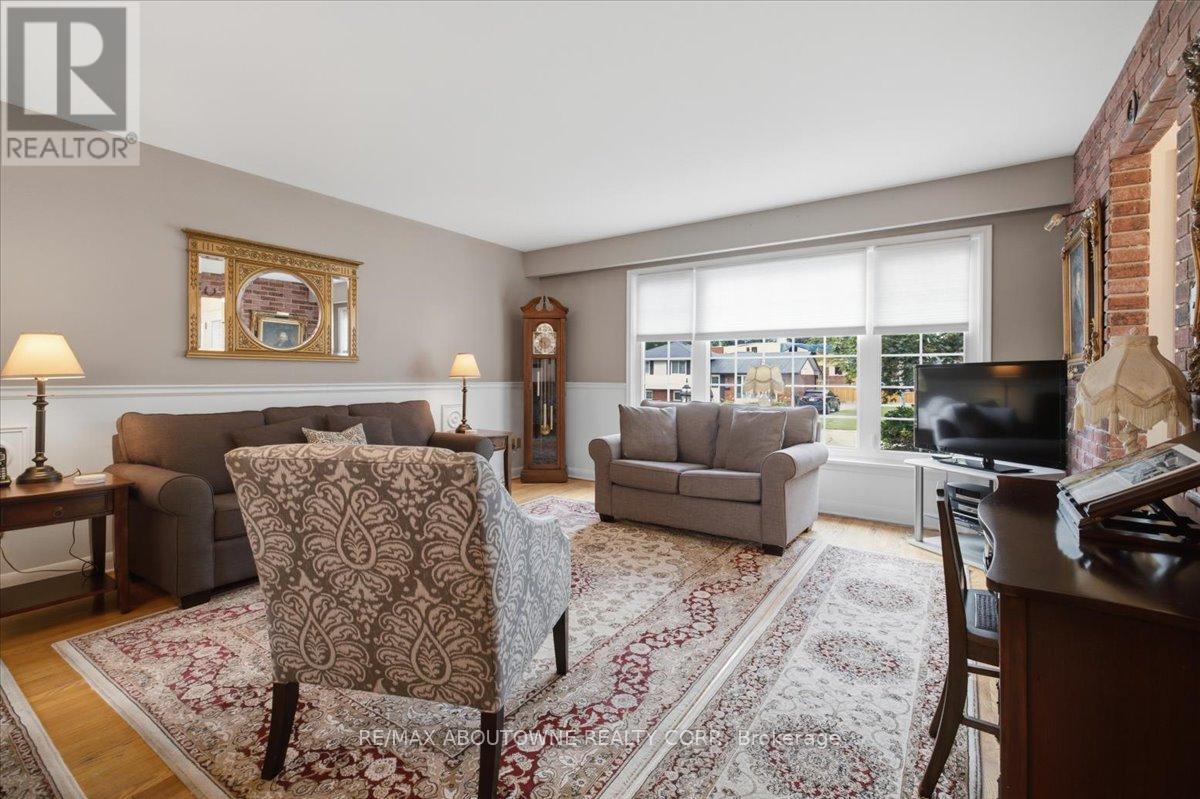 343 Duncombe Drive, Burlington, Ontario  L7L 4M2 - Photo 7 - W13716976