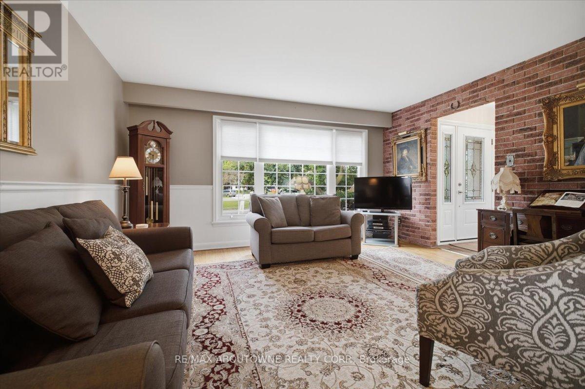 343 Duncombe Drive, Burlington, Ontario  L7L 4M2 - Photo 8 - W13716976