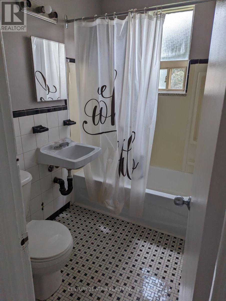 316 Saguenay Avenue, Oshawa, Ontario L1J 2N1 - Photo 4 - E13713026