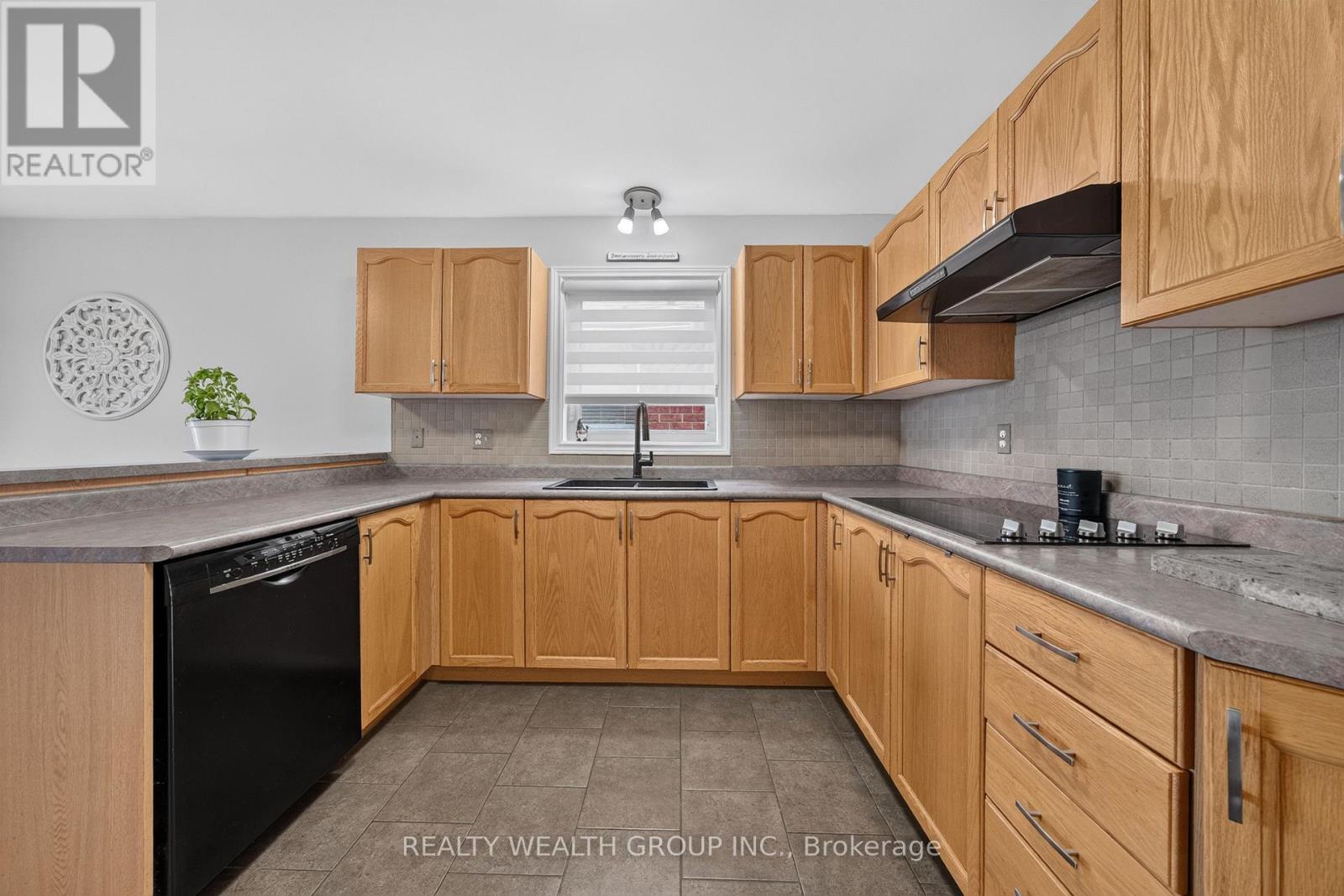 83 Logan Court, Barrie (Holly), Ontario  L4N 8G7 - Photo 11 - S13717272