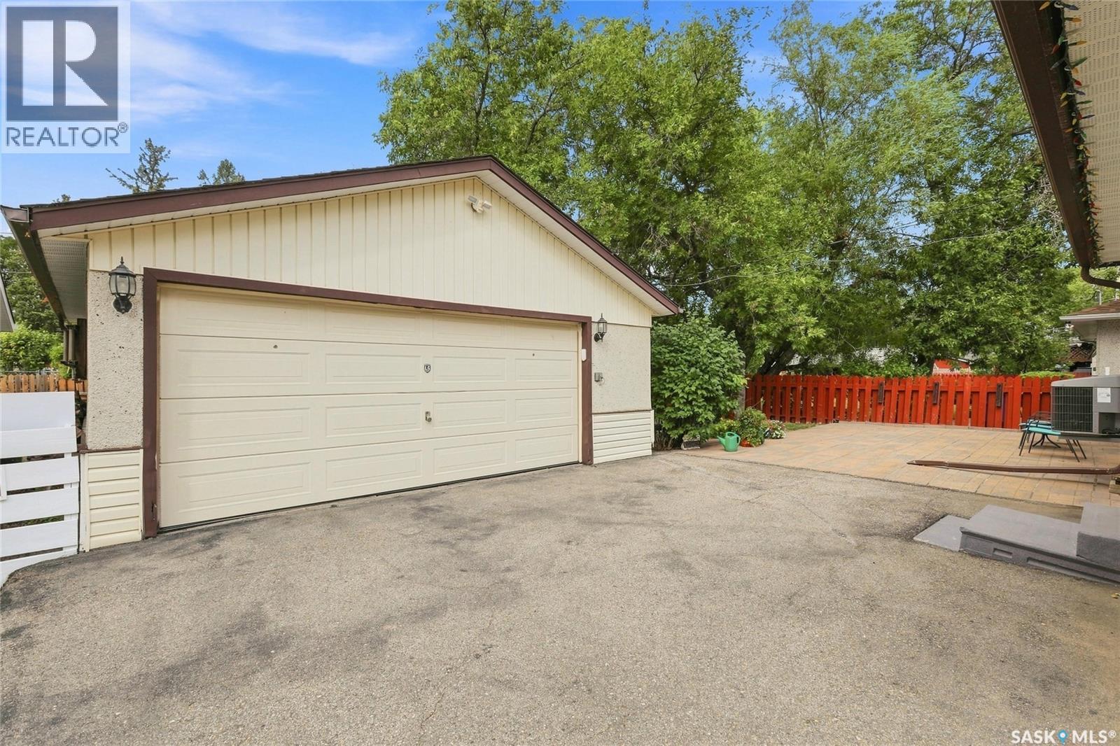 16 Yarnton Crescent, Regina, Saskatchewan  S4R 4A2 - Photo 2 - SK046589