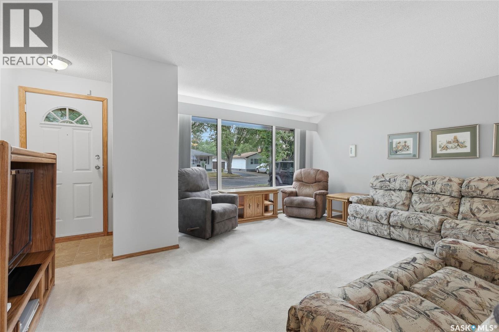 16 Yarnton Crescent, Regina, Saskatchewan  S4R 4A2 - Photo 4 - SK046589