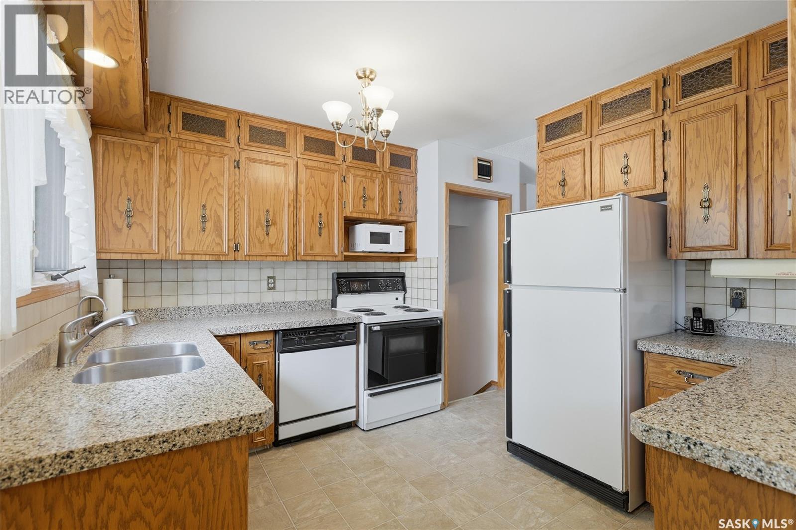 16 Yarnton Crescent, Regina, Saskatchewan  S4R 4A2 - Photo 9 - SK046589