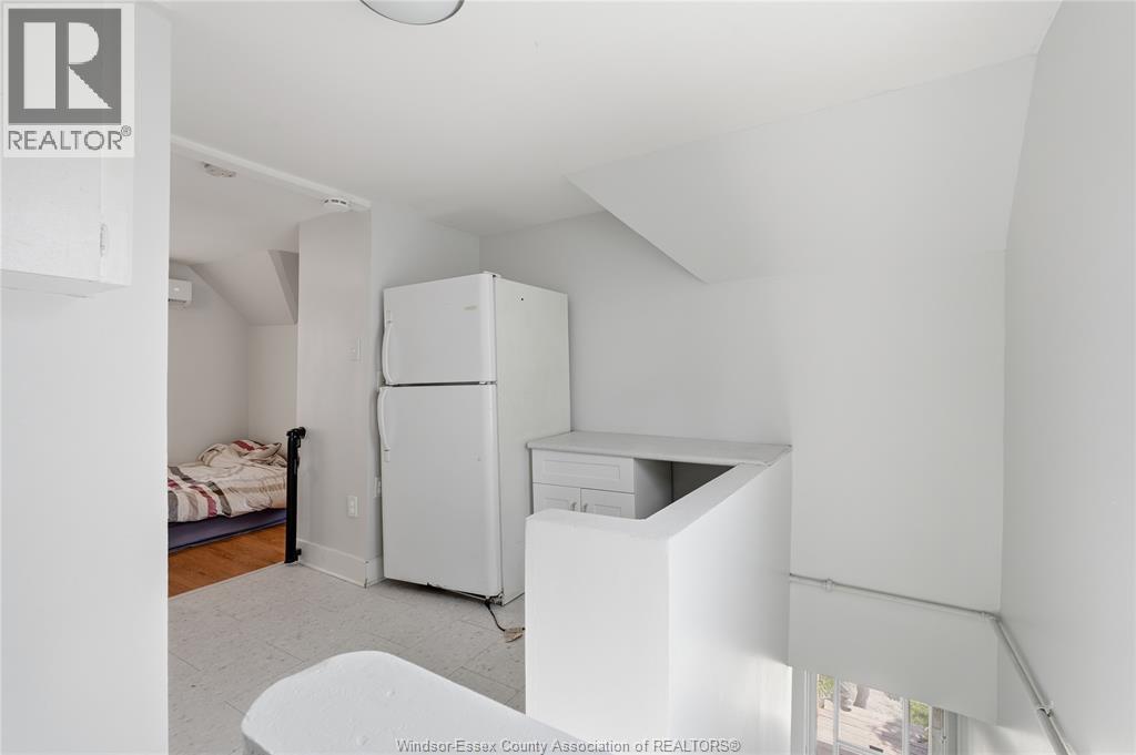 1021 Wellington Avenue, Windsor, Ontario  N9A 5K2 - Photo 8 - 26020950
