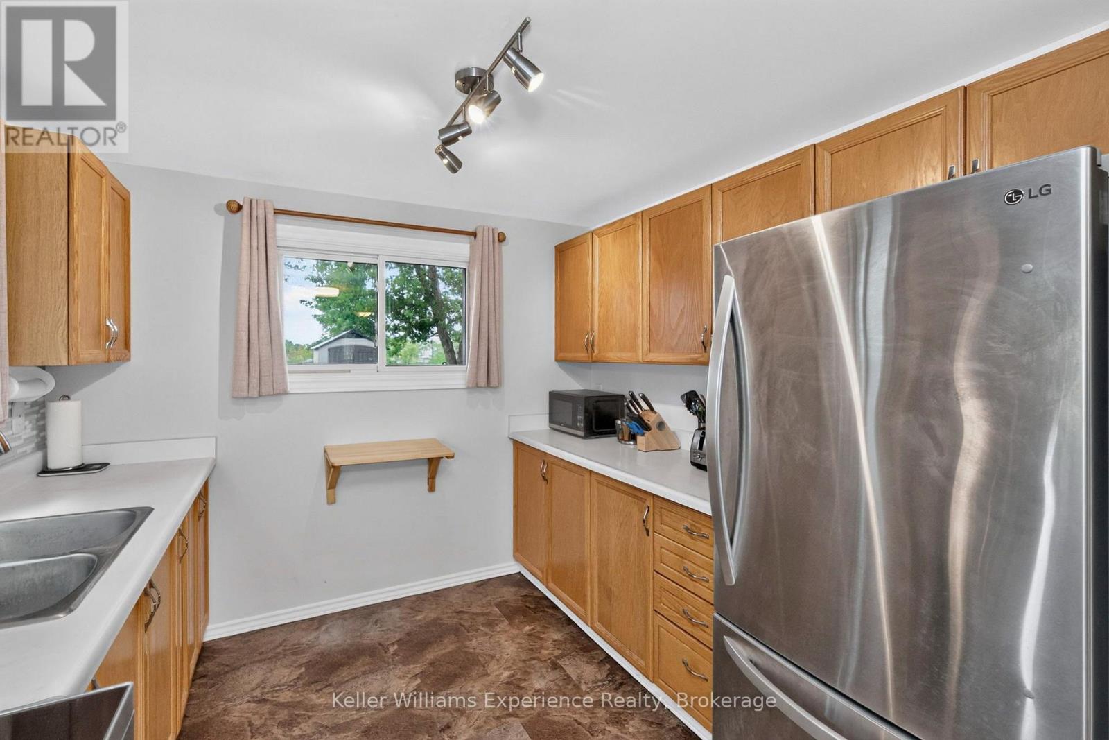 58 Maitland Drive, Springwater, Ontario  L4M 5V7 - Photo 8 - S13717452