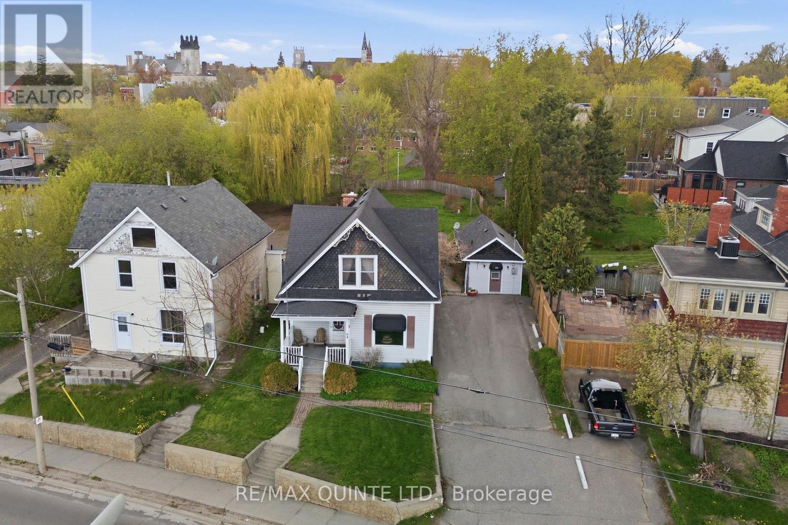 94 Dundas Street E — photo 1