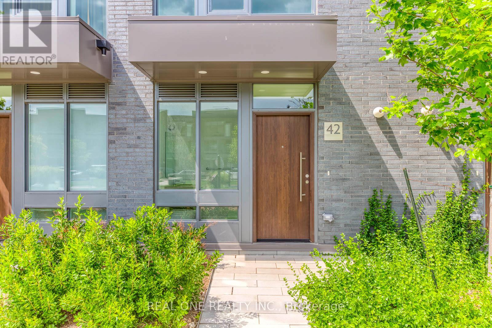 42 Sonic Way, Toronto, Ontario  M3C 0P3 - Photo 2 - C13717502