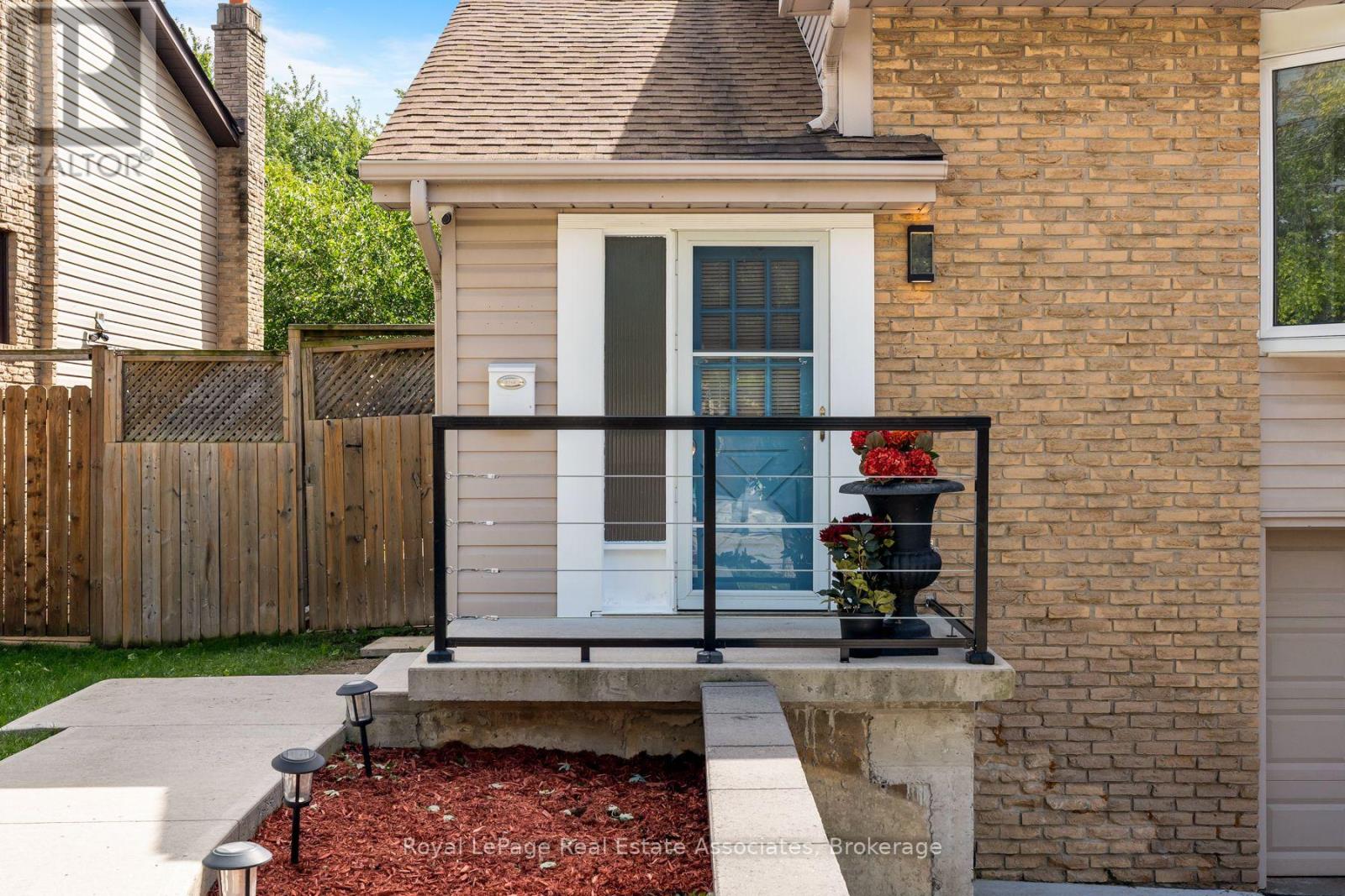 2727 Bucklepost Crescent, Mississauga, Ontario  L5N 1X6 - Photo 3 - W13717386