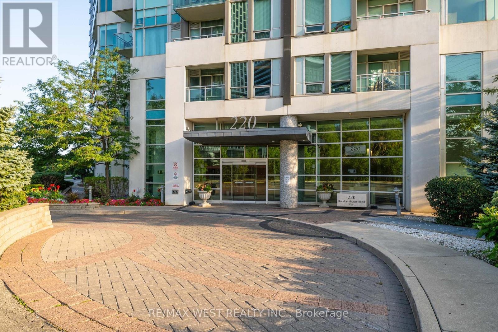 1710 - 220 Burnhamthorpe Road W, Mississauga, Ontario  L5B 4N4 - Photo 3 - W13717428