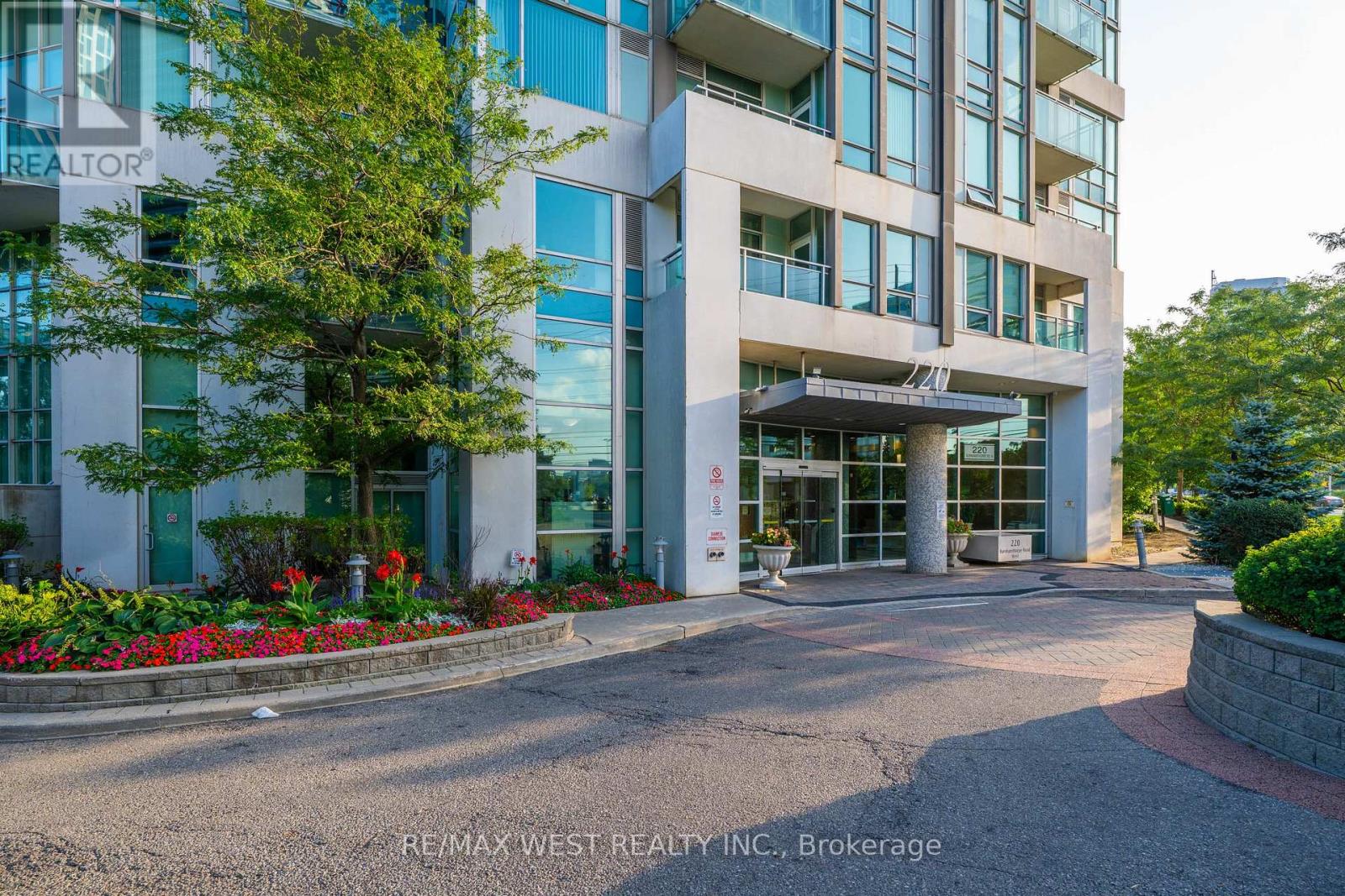 1710 - 220 Burnhamthorpe Road W, Mississauga, Ontario  L5B 4N4 - Photo 4 - W13717428