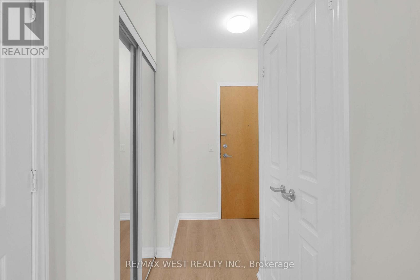 1710 - 220 Burnhamthorpe Road W, Mississauga, Ontario  L5B 4N4 - Photo 5 - W13717428