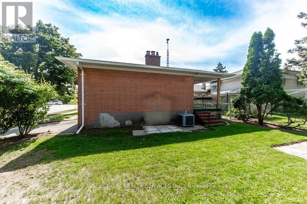 131 West Deane Park Drive, Toronto, Ontario  M9B 2S6 - Photo 46 - W13717484