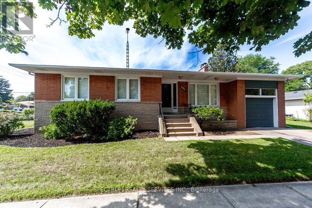 131 West Deane Park Drive, Toronto, Ontario  M9B 2S6 - Photo 5 - W13717484