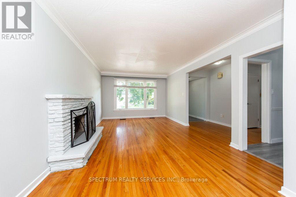 131 West Deane Park Drive, Toronto, Ontario  M9B 2S6 - Photo 7 - W13717484