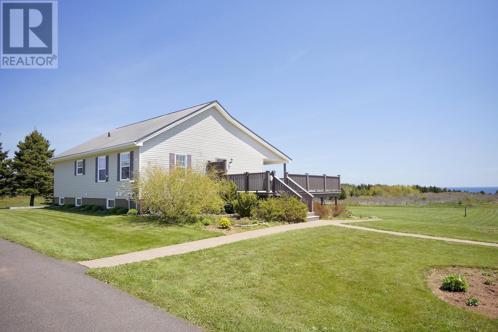29 Macphee Avenue, Souris, Prince Edward Island  C0A 2B0 - Photo 5 - 202613517
