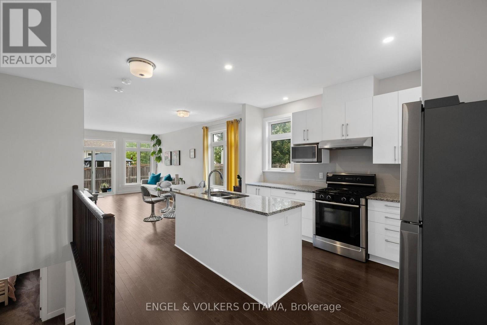538 Silverbell Crescent, Ottawa, Ontario  K1T 0P1 - Photo 4 - X13717652