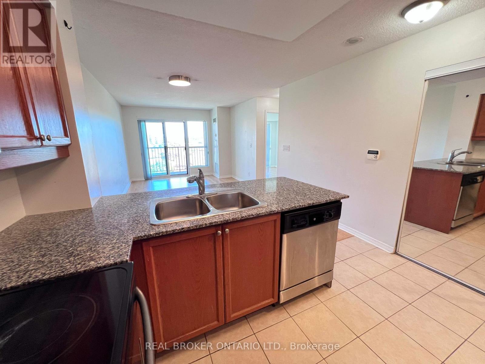 1016 - 185 Oneida Crescent, Richmond Hill, Ontario  L4B 0B1 - Photo 3 - N13717632