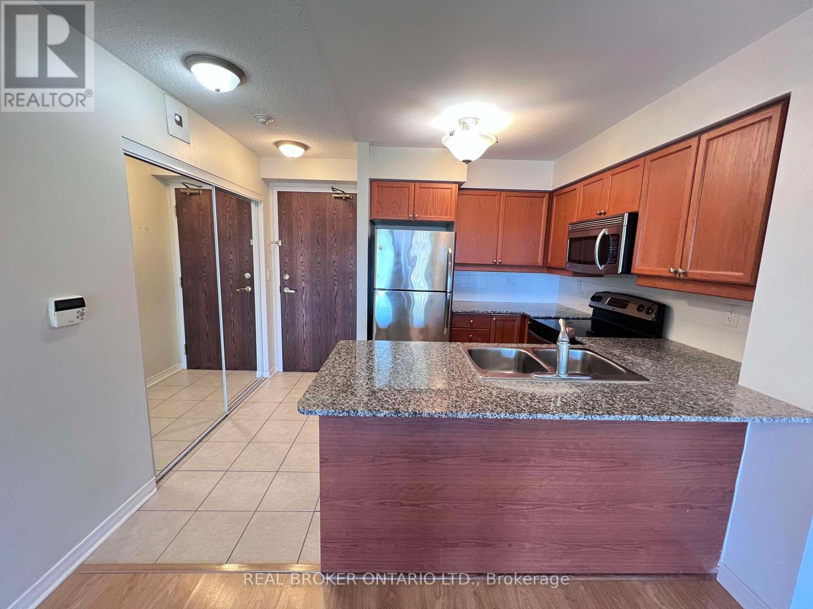 1016 - 185 Oneida Crescent, Richmond Hill, Ontario  L4B 0B1 - Photo 4 - N13717632