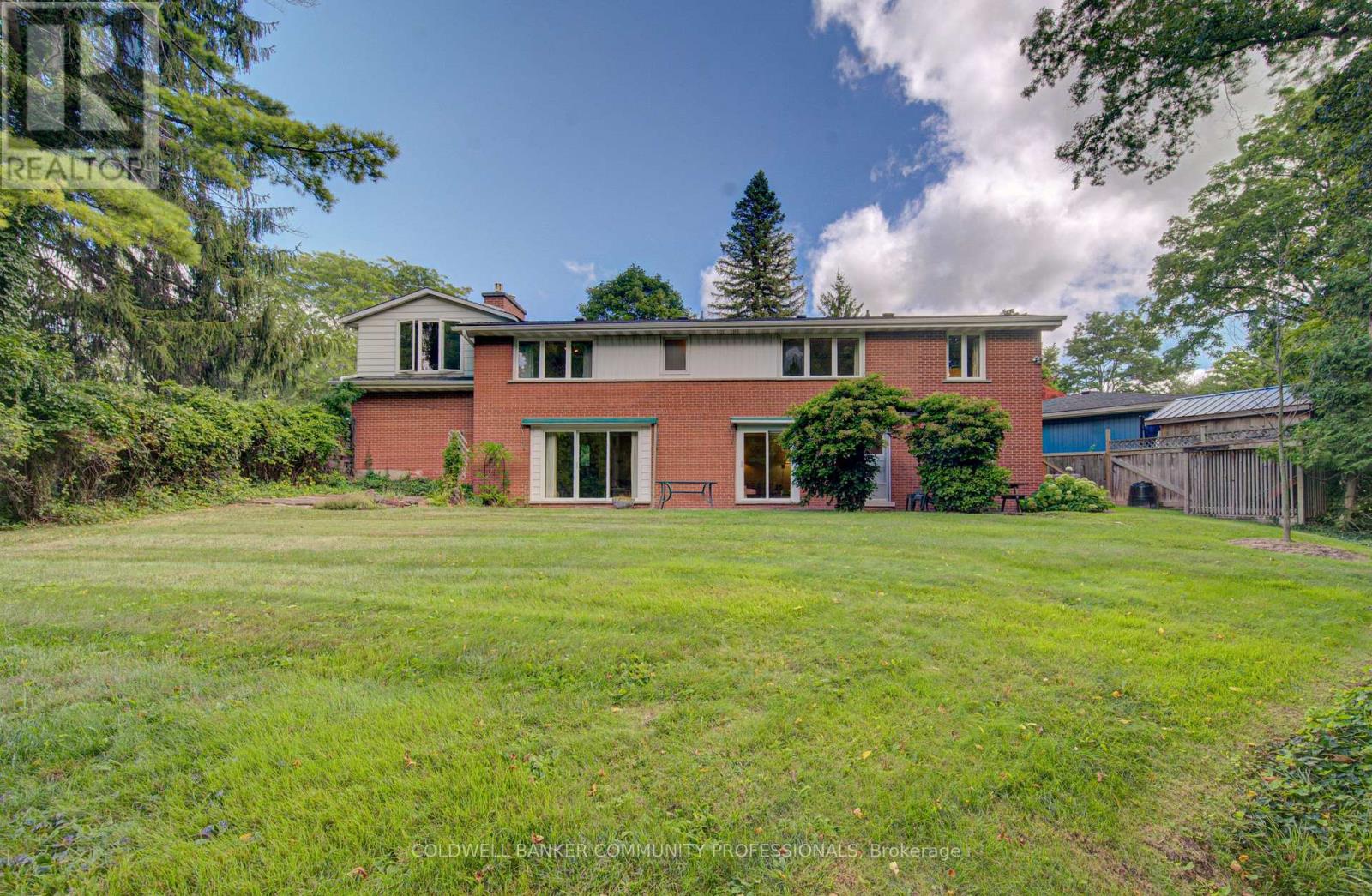 4 Mayfair Court, Hamilton, Ontario L9H 3P2 - Photo 2 - X13717164