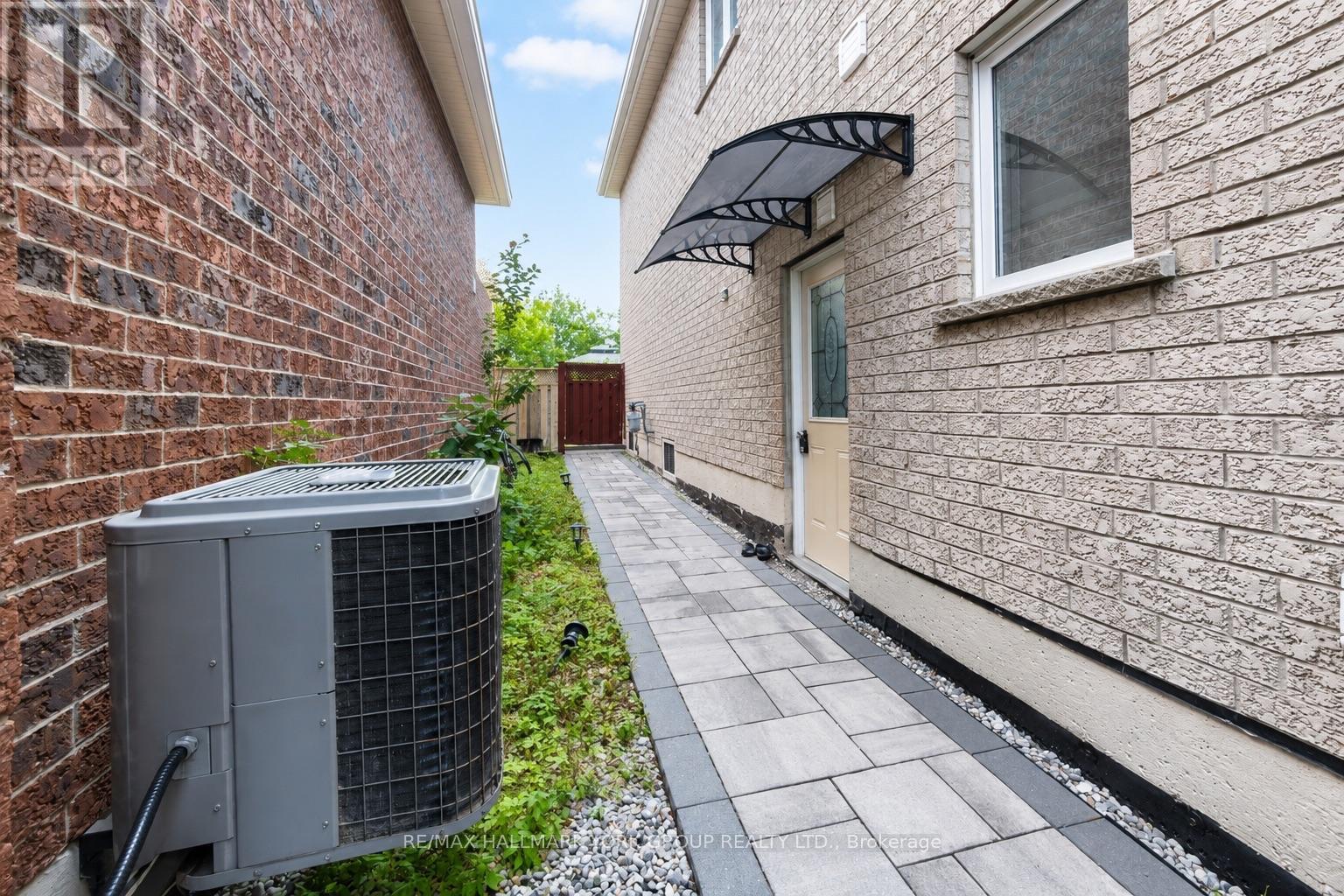 33 Deerwood Crescent, Richmond Hill, Ontario L4E 3V4 - Photo 2 - N13717324