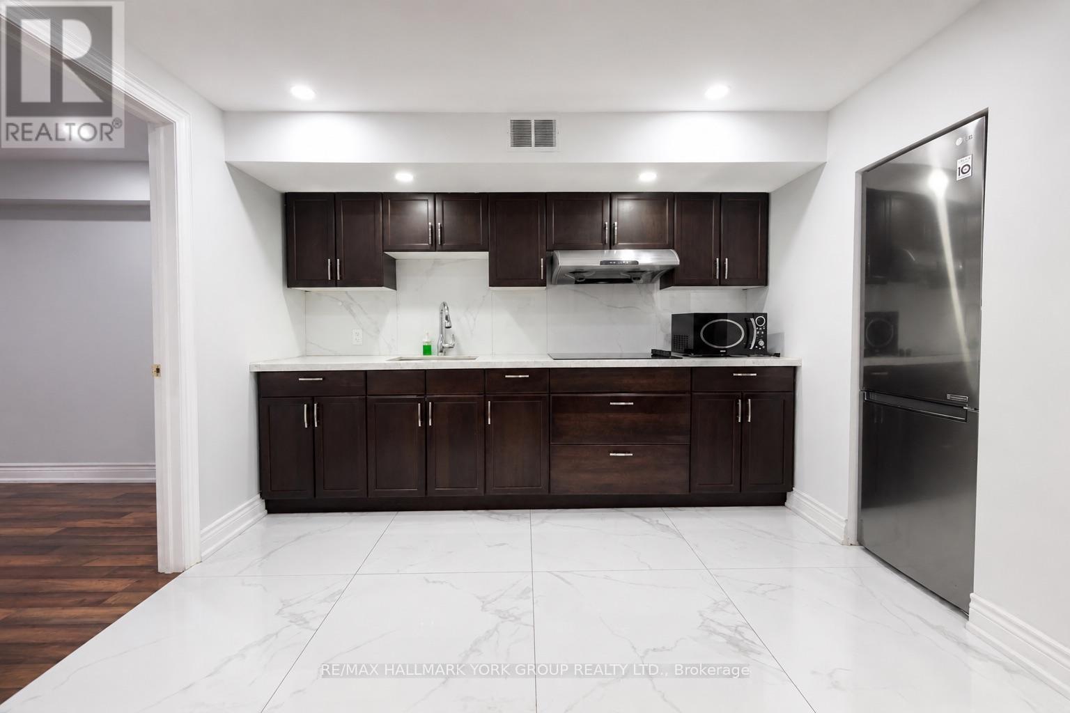 33 Deerwood Crescent, Richmond Hill, Ontario L4E 3V4 - Photo 3 - N13717324