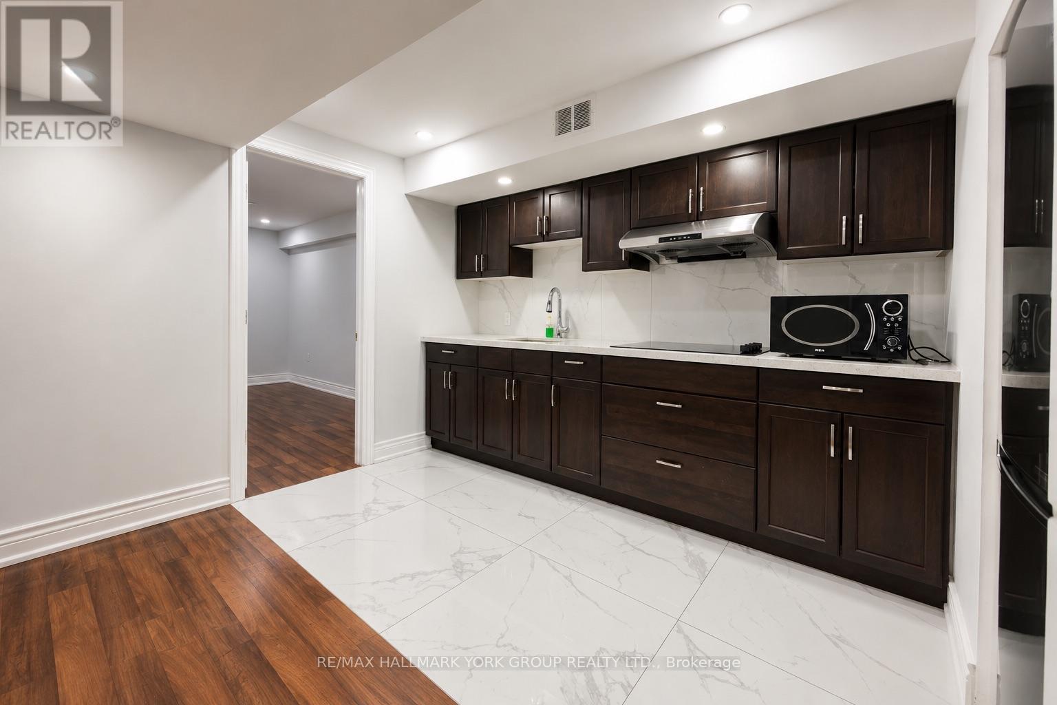 33 Deerwood Crescent, Richmond Hill, Ontario L4E 3V4 - Photo 4 - N13717324
