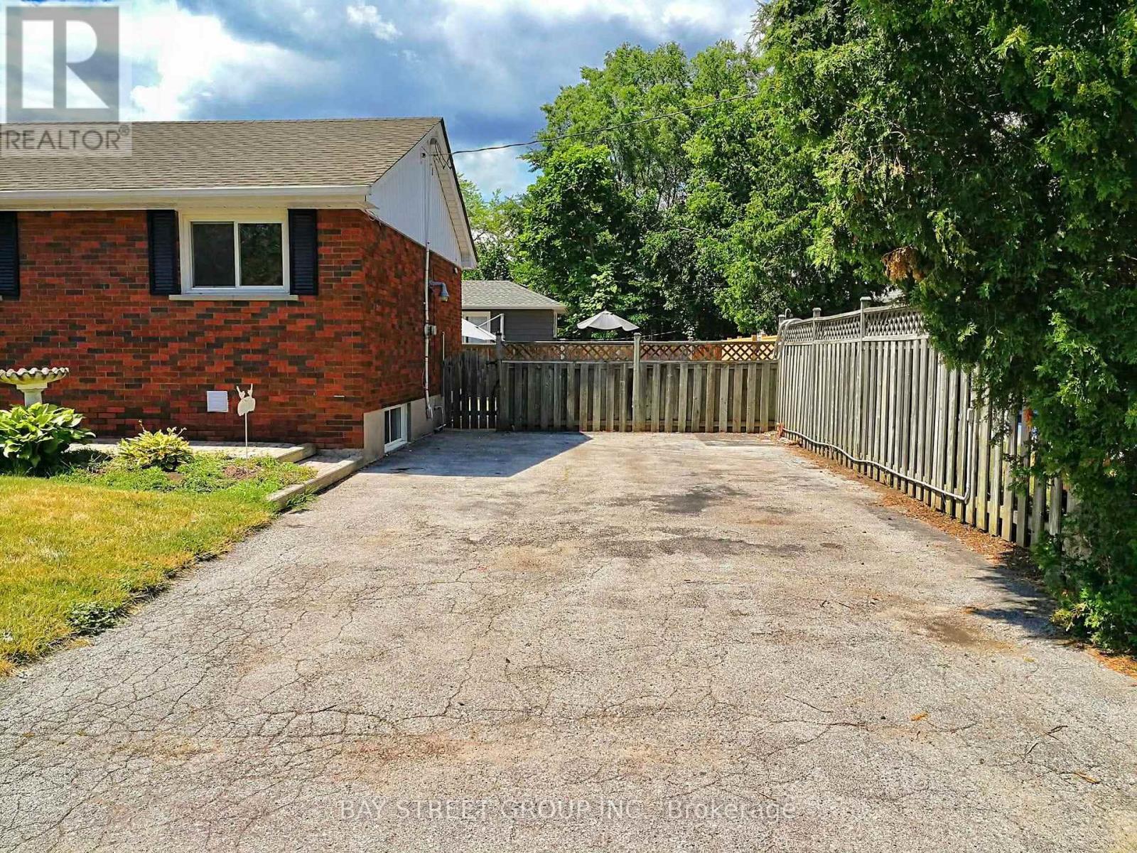 Upper - 3169 Willow Lane, Burlington, Ontario L7N 2H9 - Photo 11 - W13611042