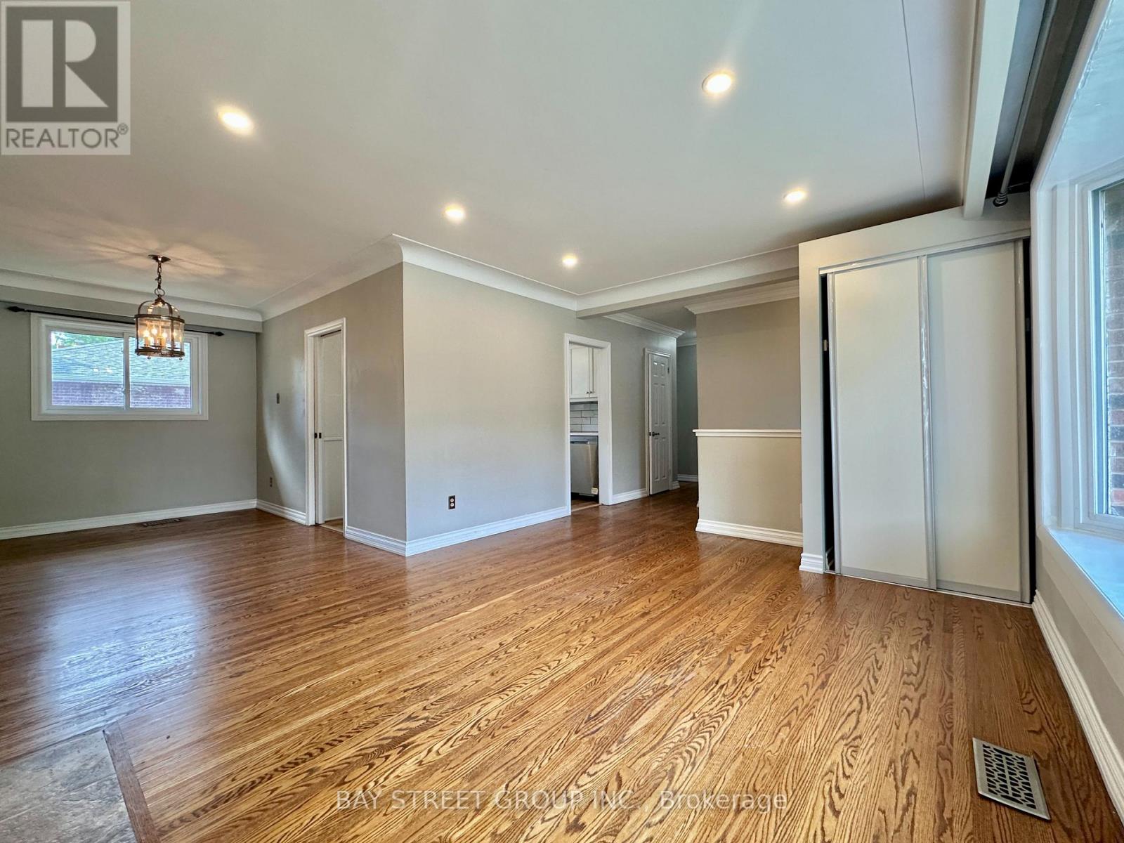 Upper - 3169 Willow Lane, Burlington, Ontario  L7N 2H9 - Photo 3 - W13611042