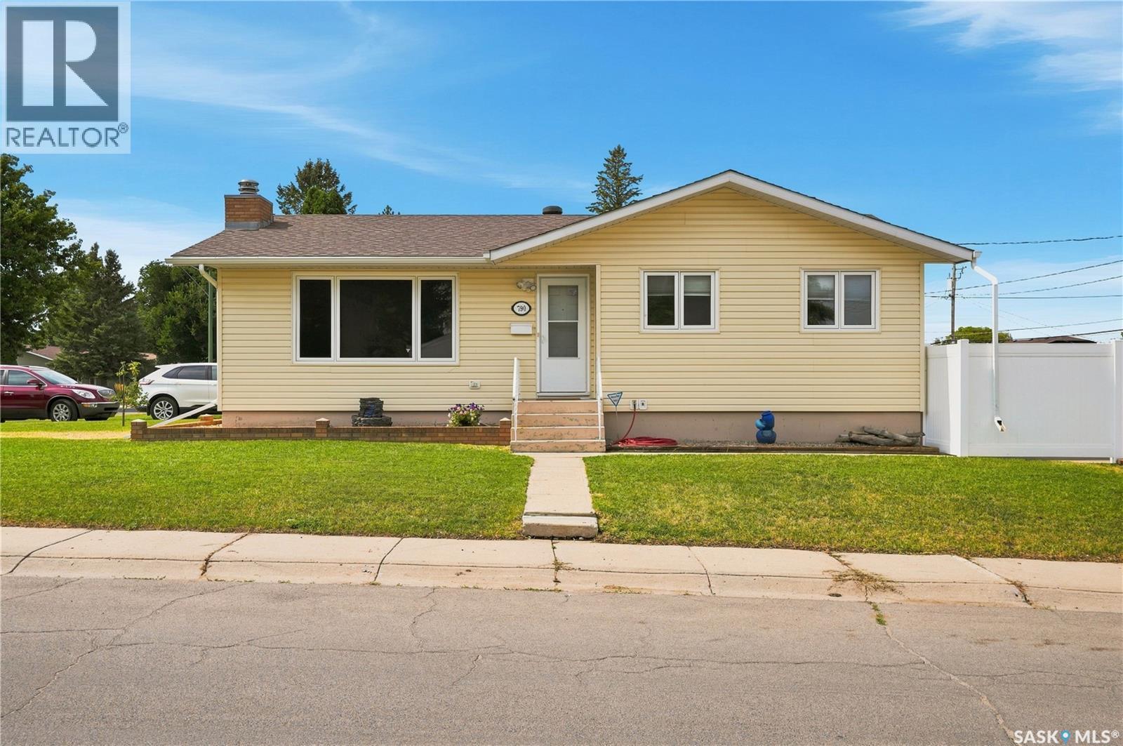 790 13th AVENUE SW, Moose Jaw, Saskatchewan