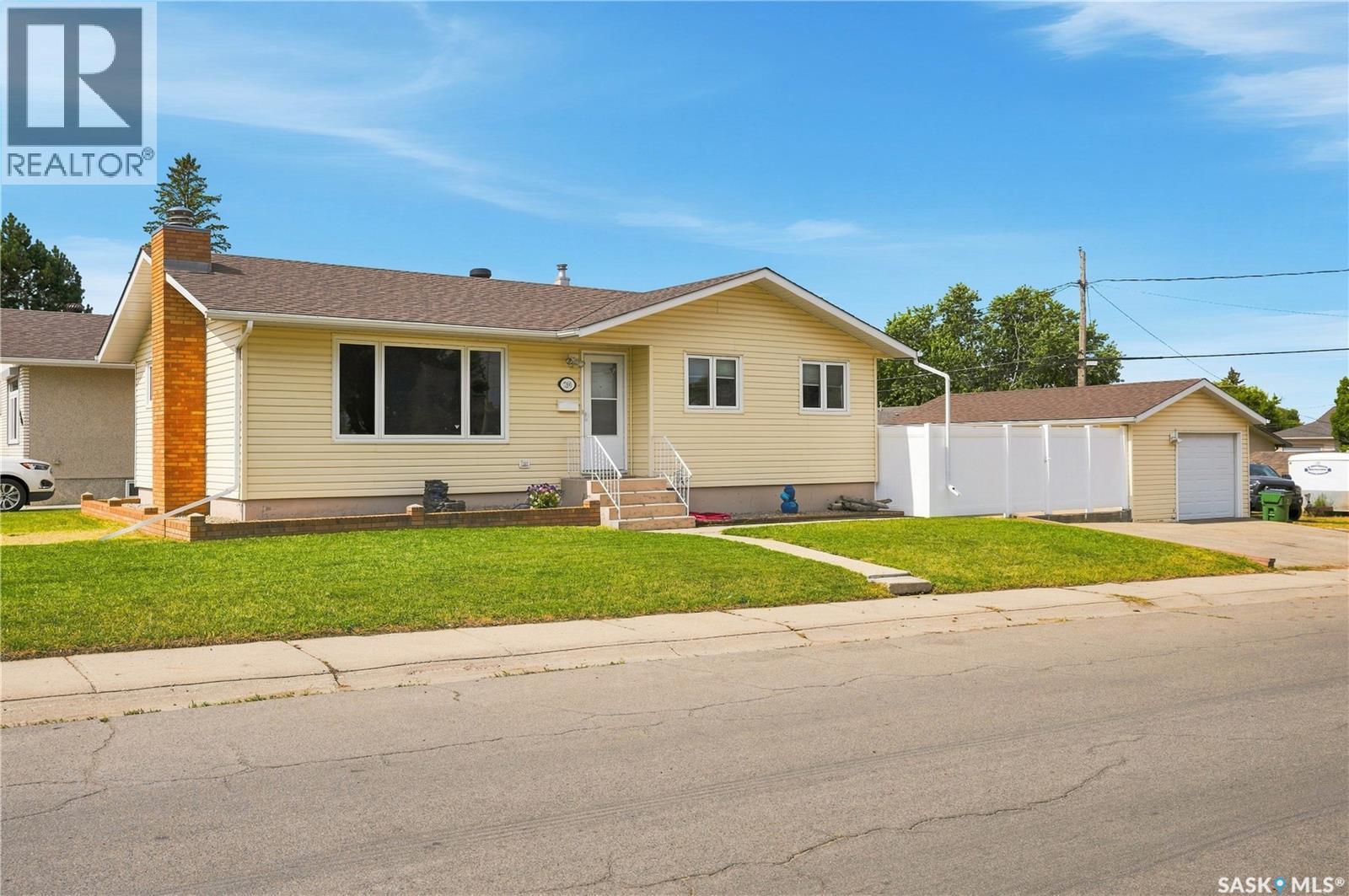 790 13th Avenue Sw, Moose Jaw, Saskatchewan  S6H 6H6 - Photo 2 - SK046758
