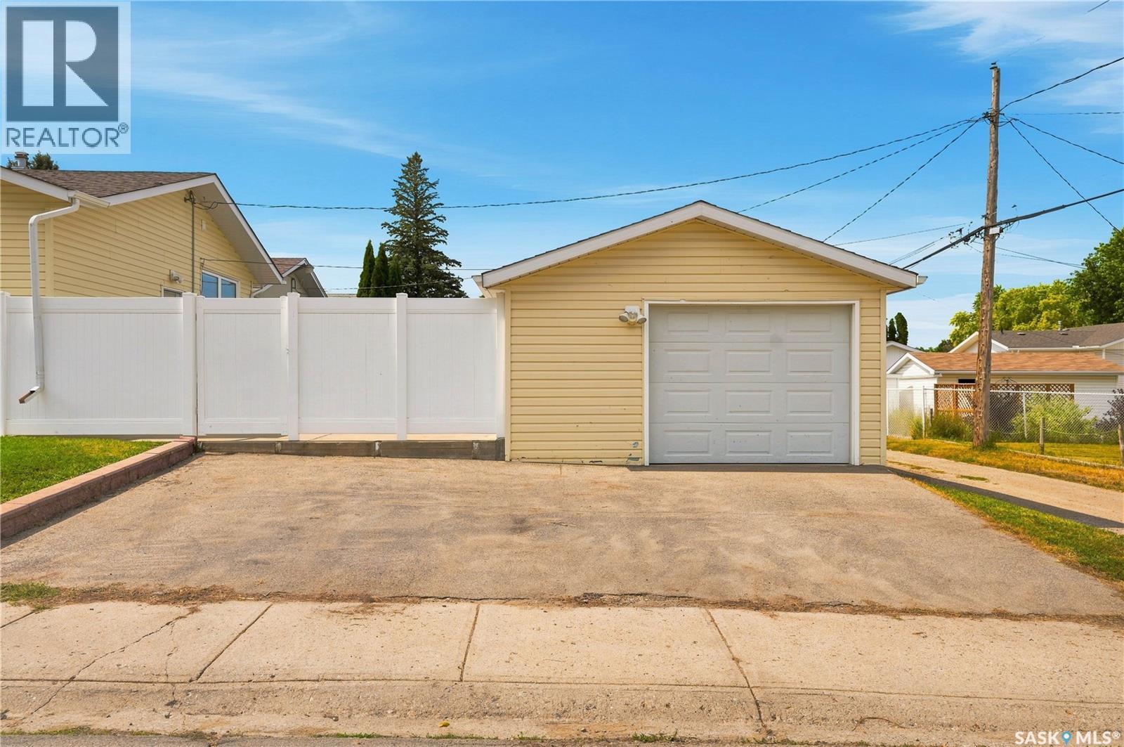790 13th Avenue Sw, Moose Jaw, Saskatchewan  S6H 6H6 - Photo 3 - SK046758