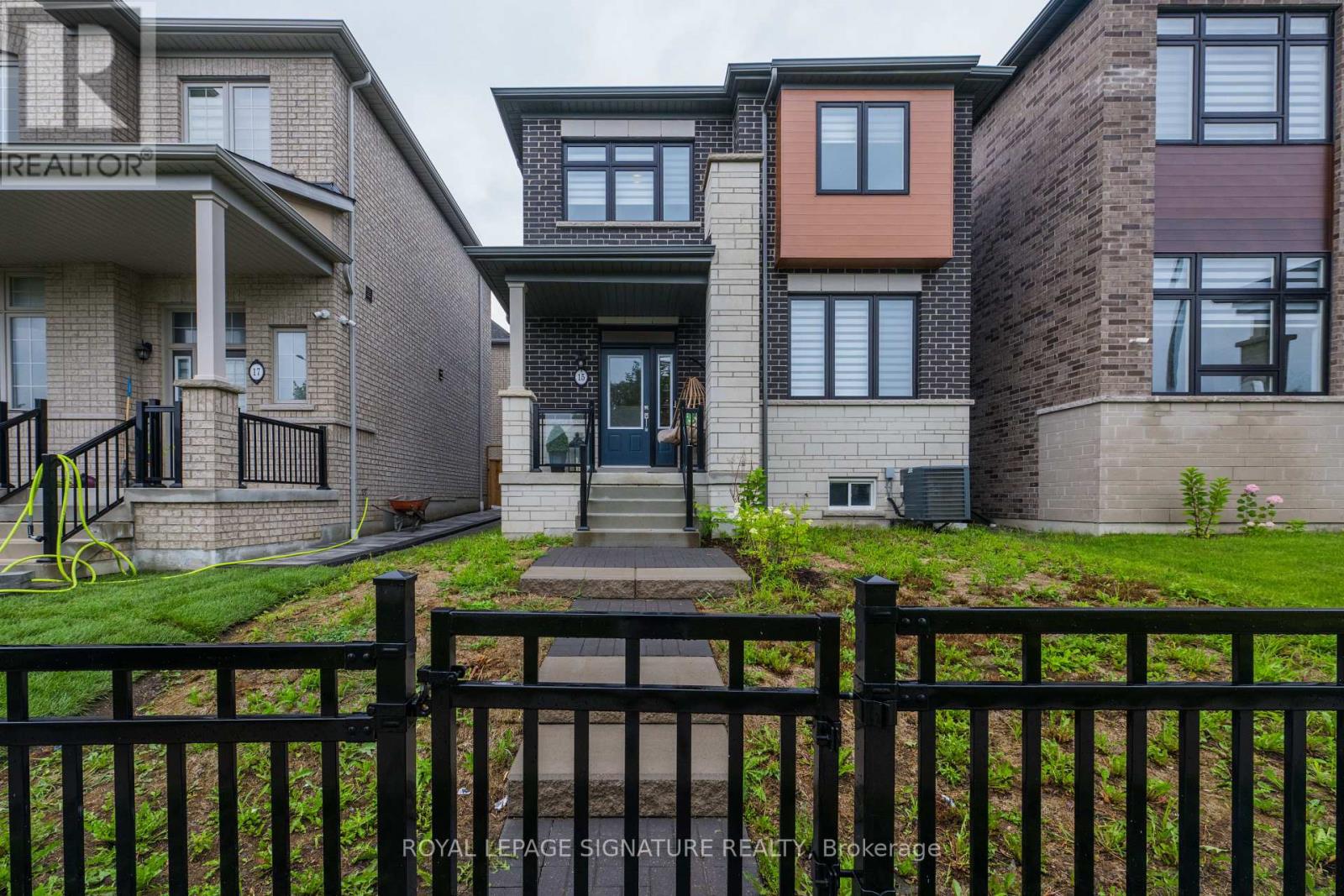 15 Mountainside Crescent, Whitby, Ontario  L1R 0P5 - Photo 2 - E13595734