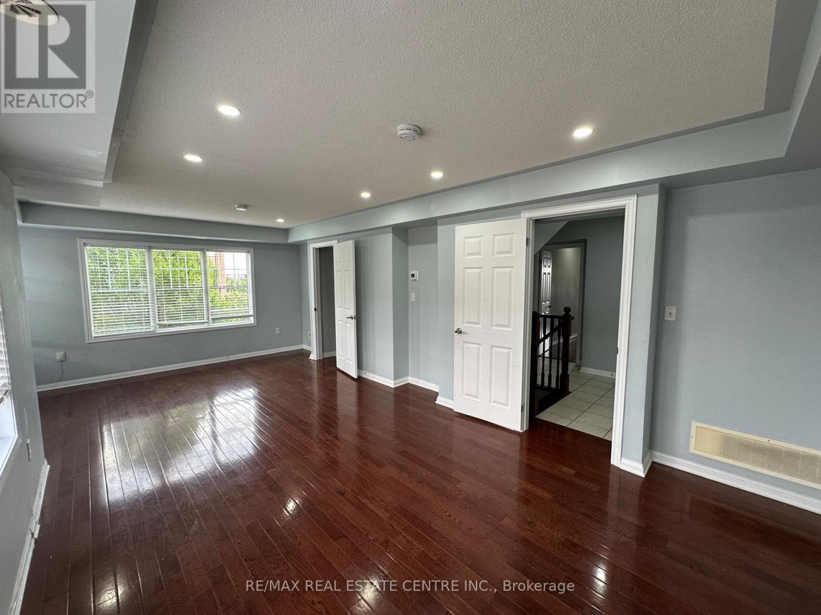 Residential - 52 Commuter Drive, Brampton, Ontario  L7A 0R3 - Photo 12 - W13711522