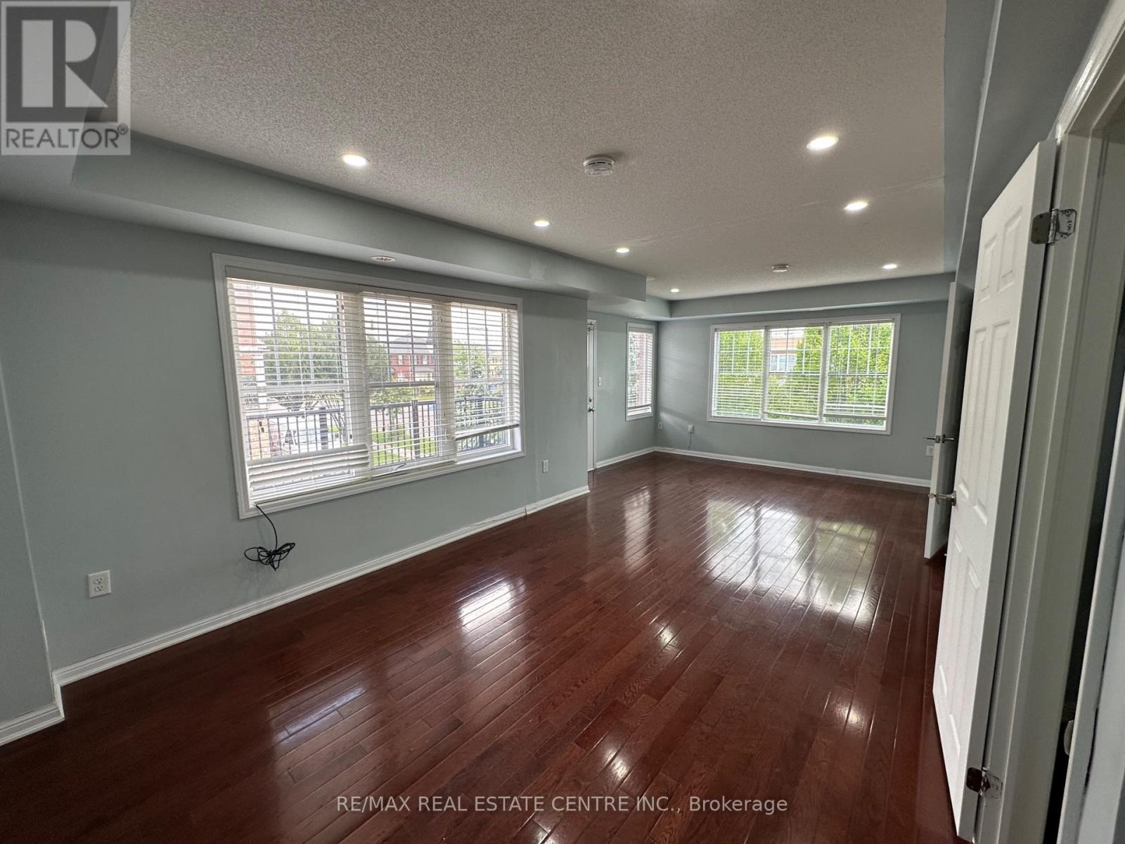 Residential - 52 Commuter Drive, Brampton, Ontario  L7A 0R3 - Photo 11 - W13711522