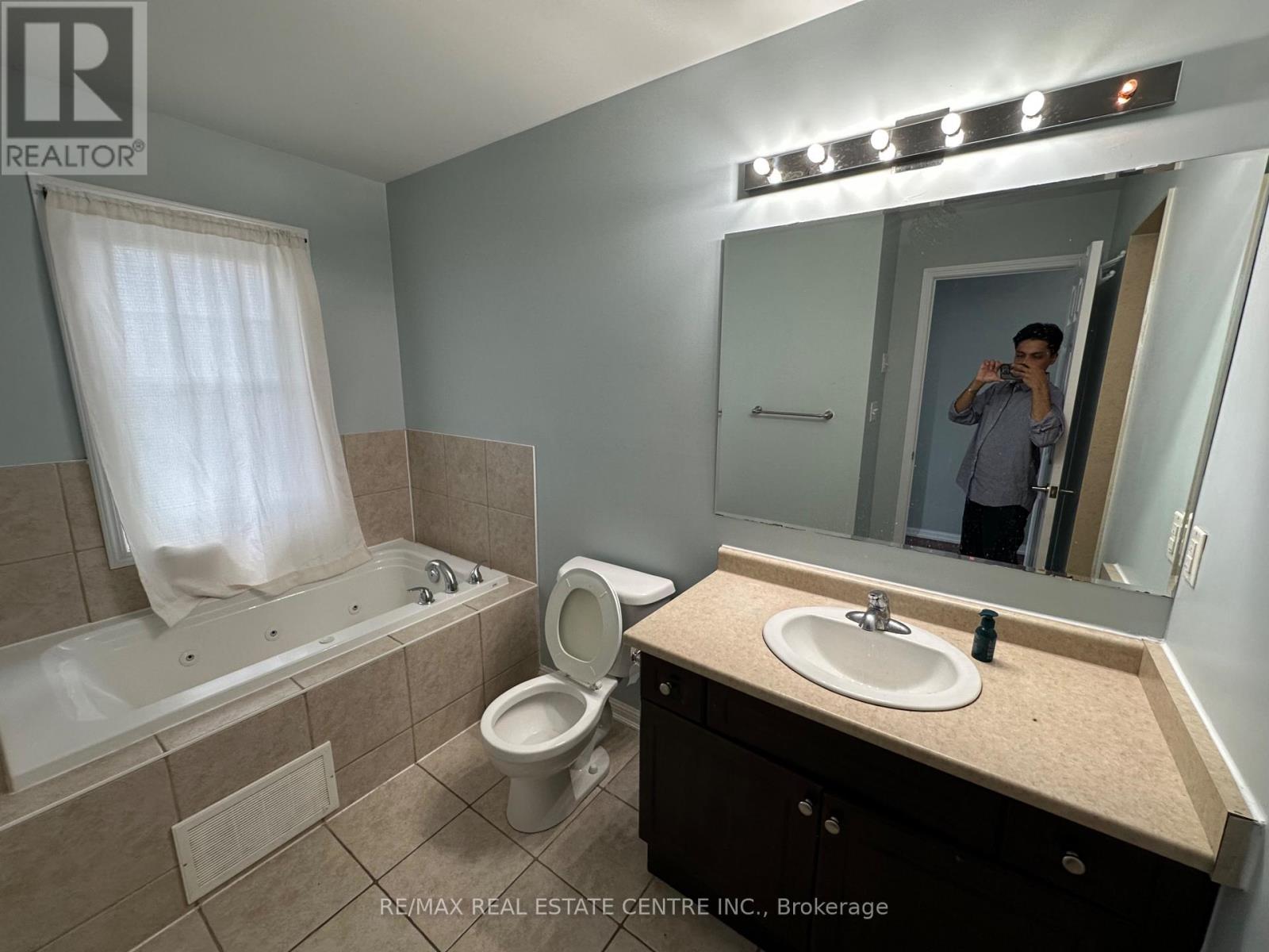 Residential - 52 Commuter Drive, Brampton, Ontario  L7A 0R3 - Photo 24 - W13711522