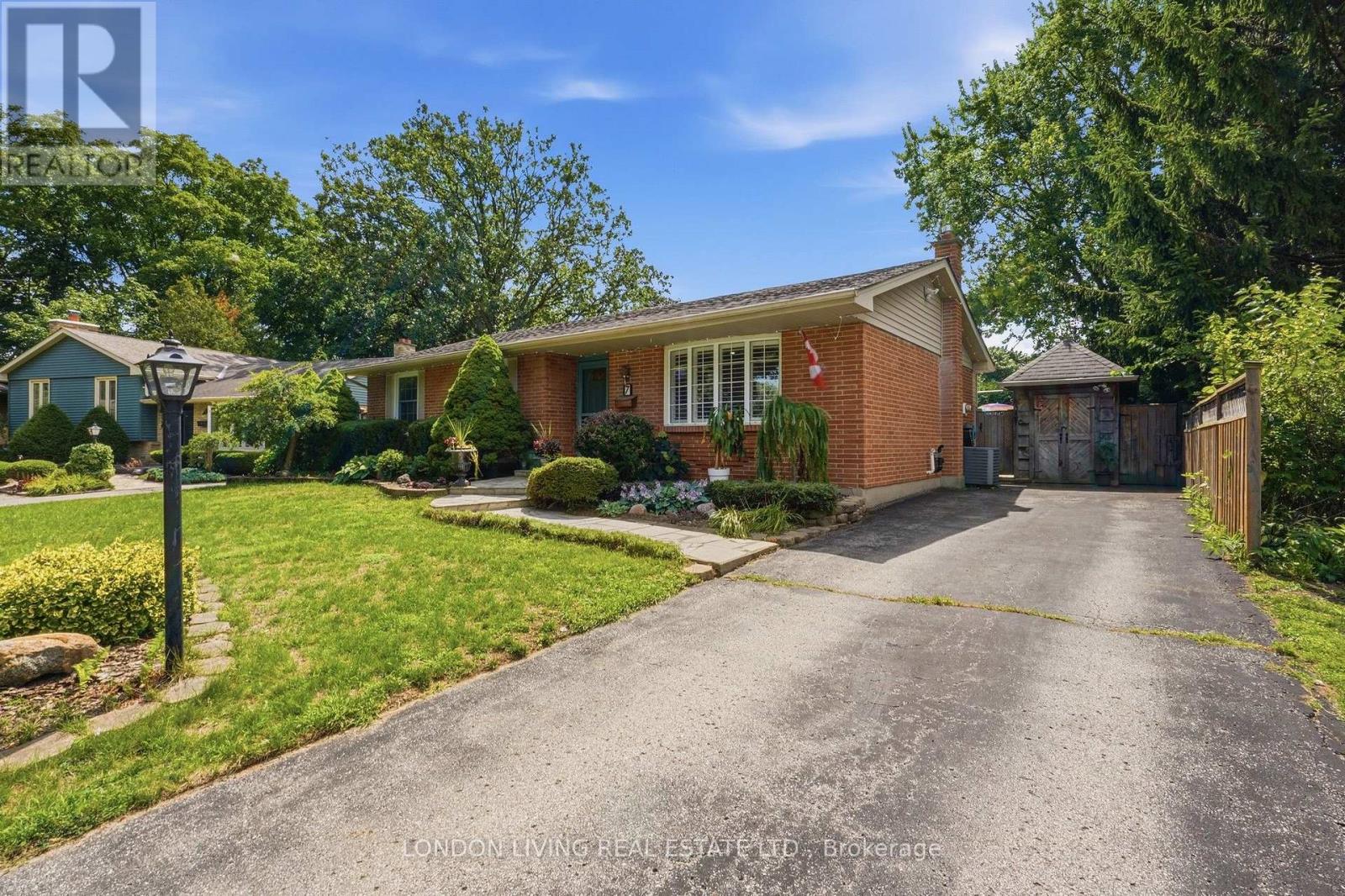 7 Glenburnie Crescent — photo 1