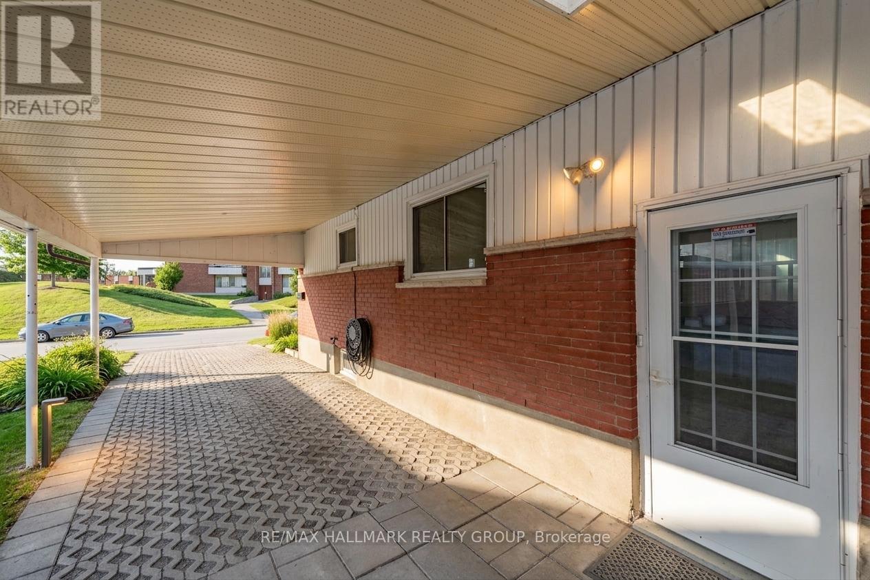 2223 Halifax Drive, Ottawa, Ontario  K1G 2W4 - Photo 4 - X13717810