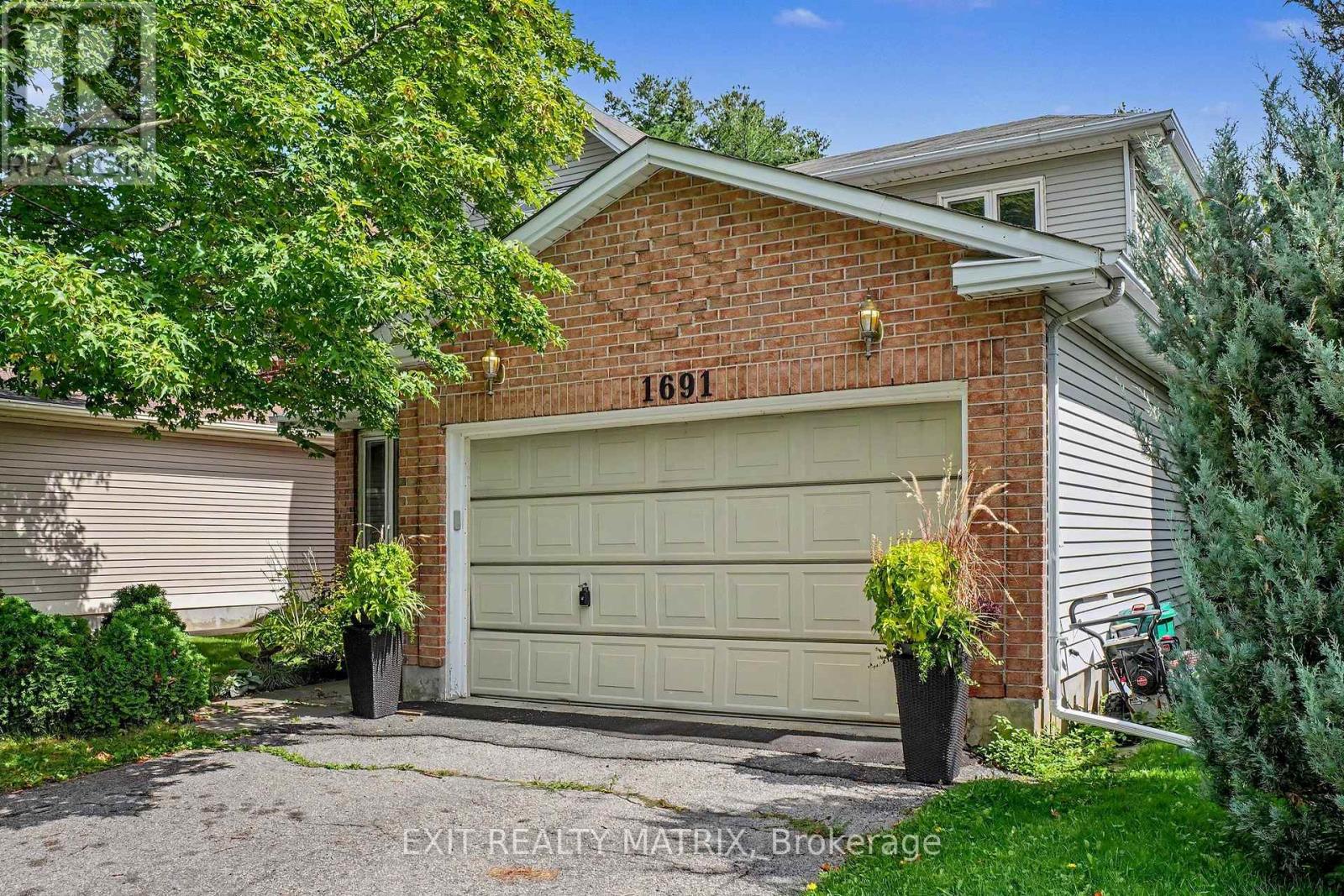 1691 Hunters Run Drive, Ottawa, Ontario  K1C 6X3 - Photo 2 - X13718188