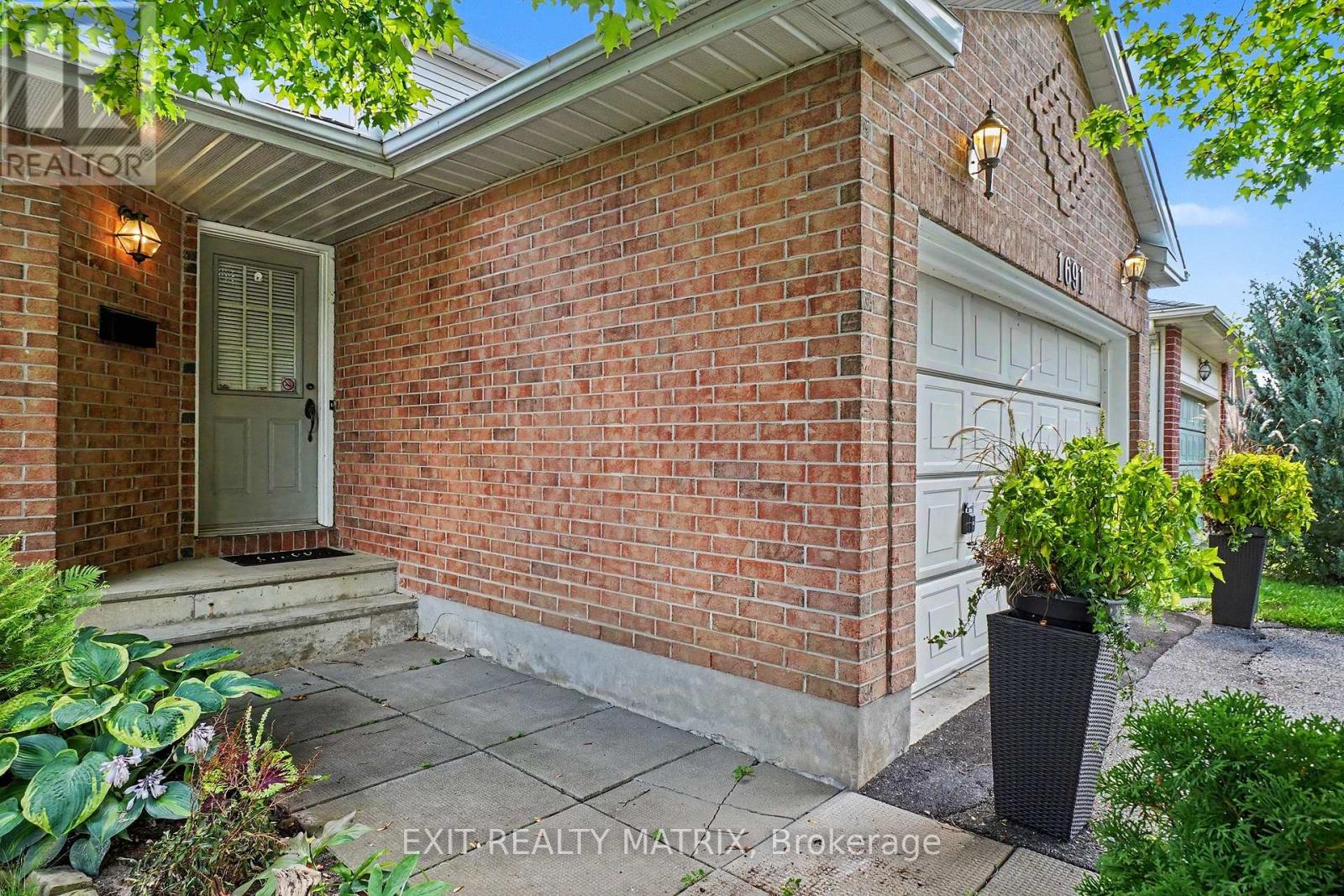 1691 Hunters Run Drive, Ottawa, Ontario  K1C 6X3 - Photo 4 - X13718188