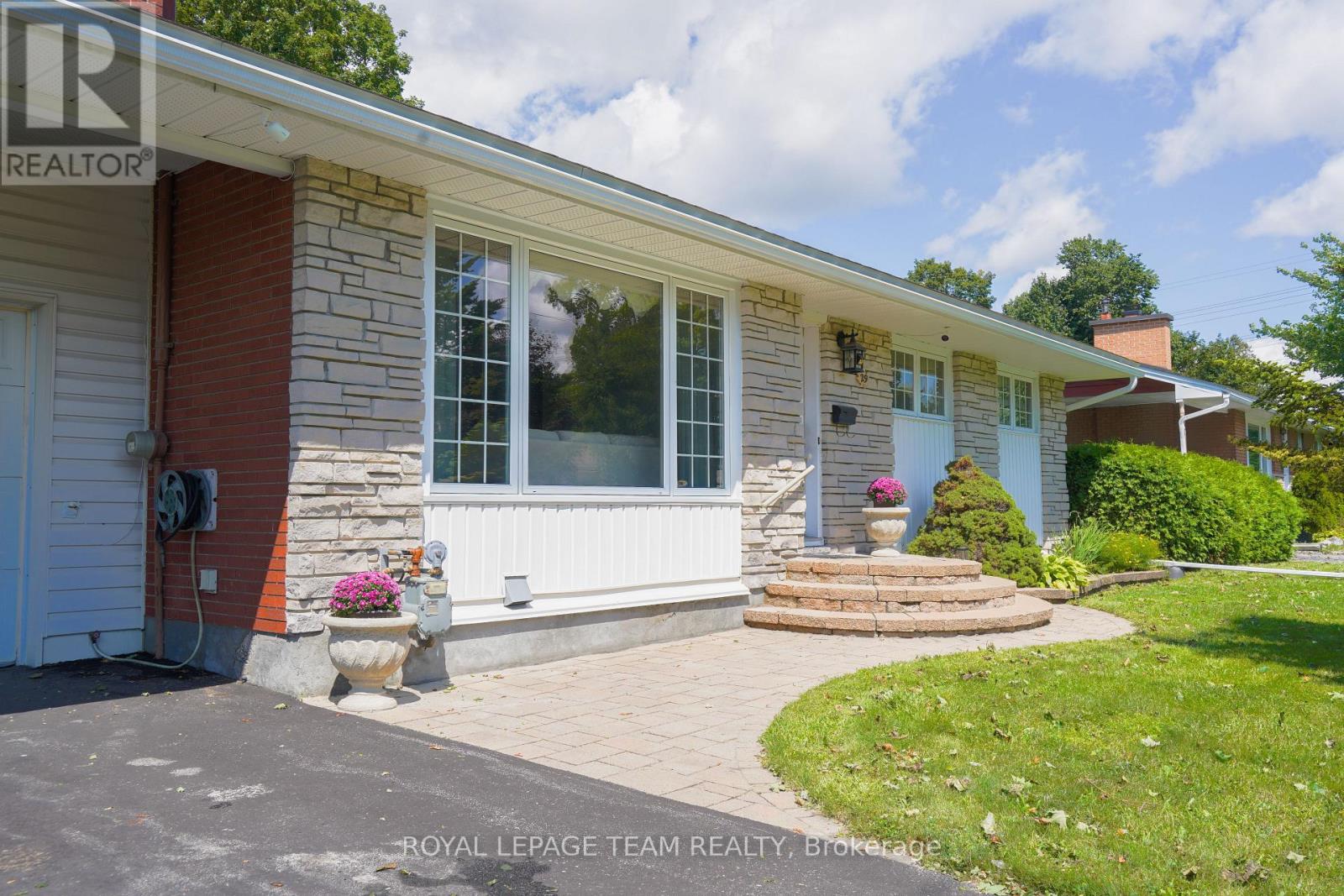 29 Epworth Avenue, Ottawa, Ontario  K2G 2L6 - Photo 2 - X13718262