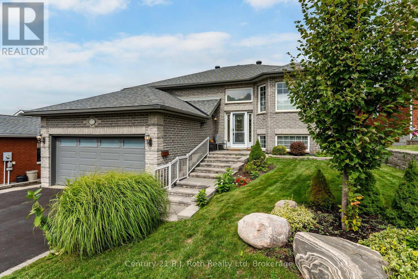 13 Charles Street, Penetanguishene, Ontario  L9M 2G6 - Photo 2 - S13717854