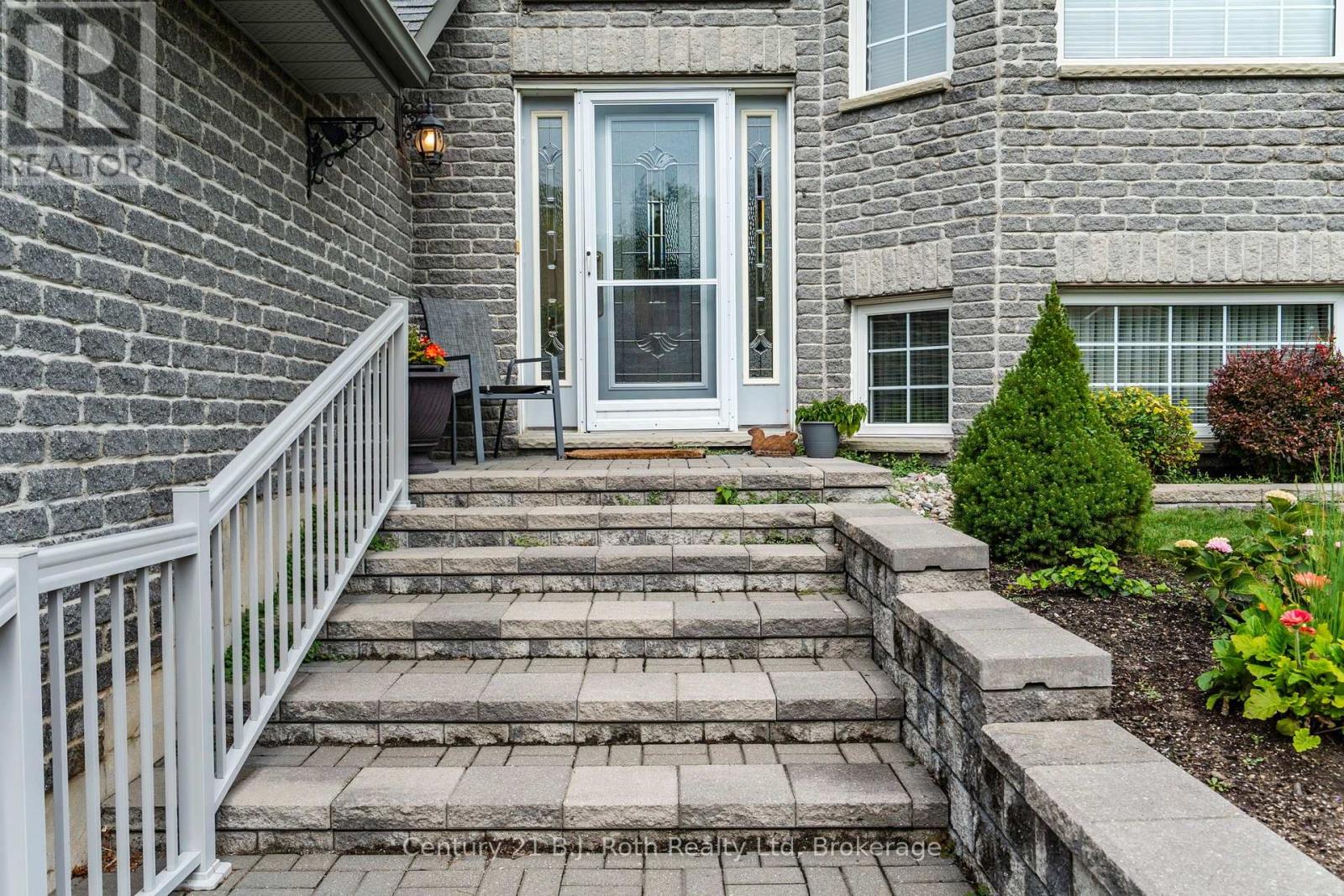 13 Charles Street, Penetanguishene, Ontario  L9M 2G6 - Photo 3 - S13717854
