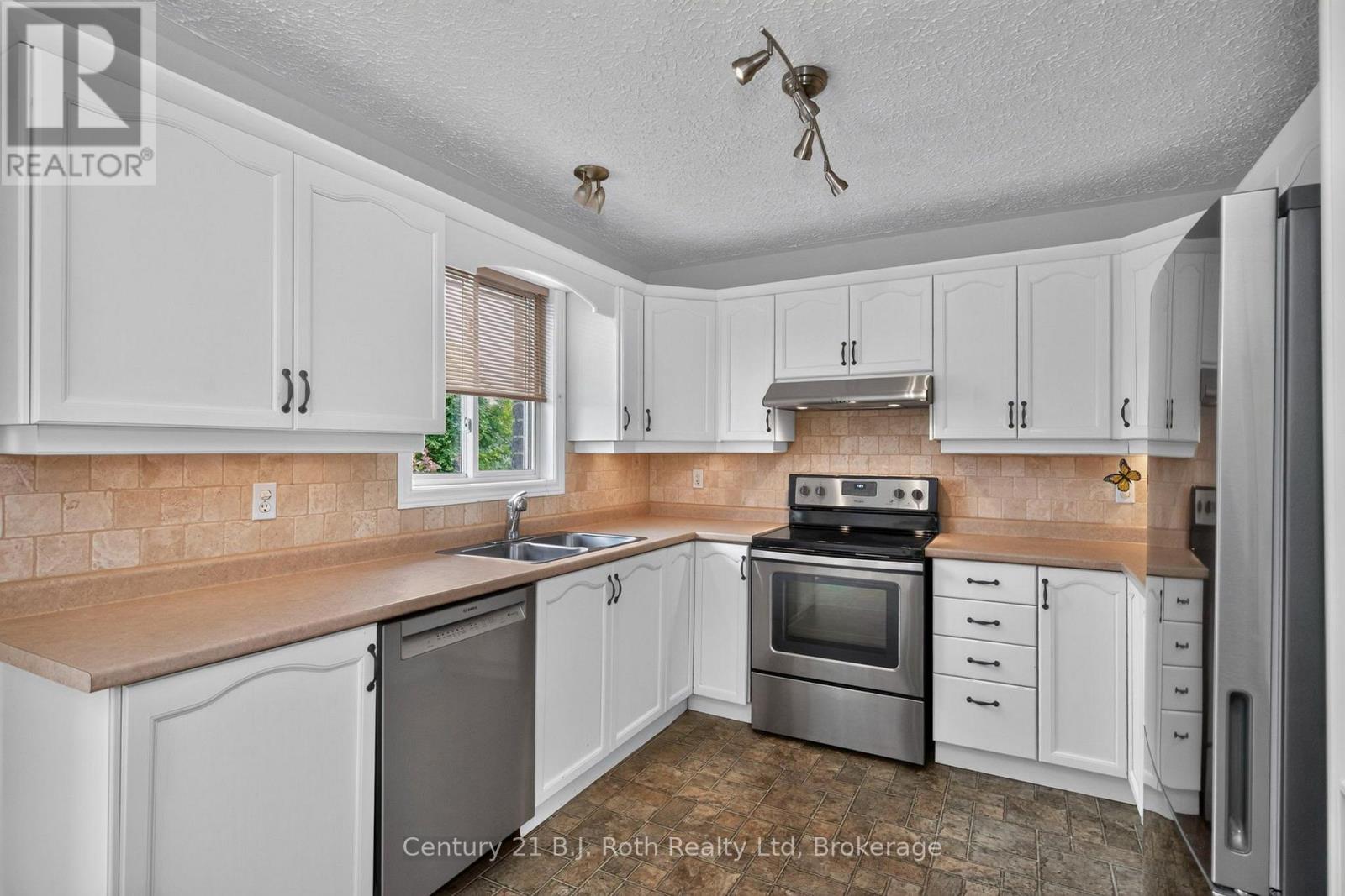 13 Charles Street, Penetanguishene, Ontario  L9M 2G6 - Photo 9 - S13717854