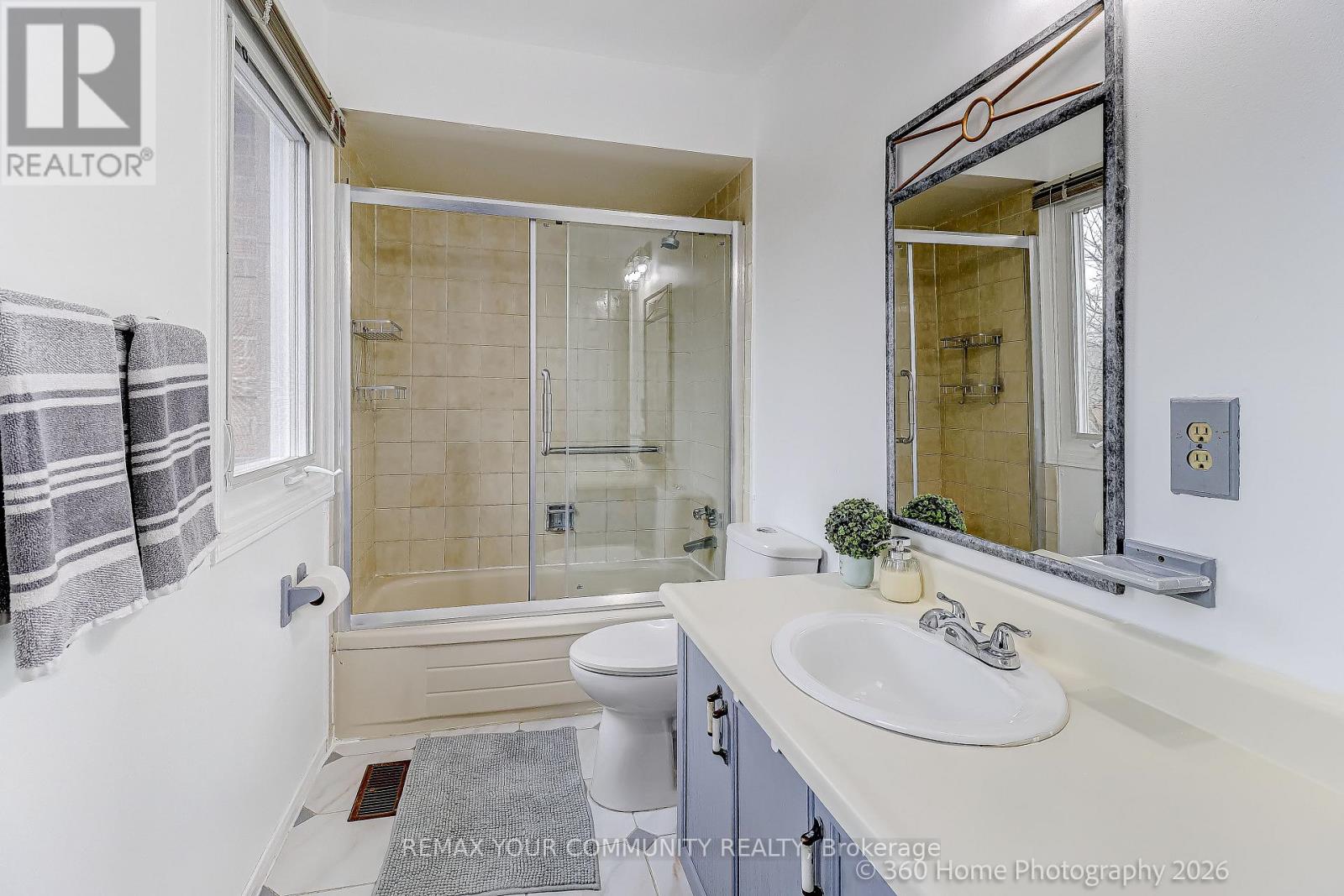 4 Mayflower Street S, Whitby, Ontario  L1N 8B1 - Photo 15 - E12987284