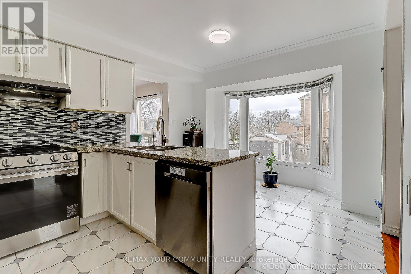 4 Mayflower Street S, Whitby, Ontario  L1N 8B1 - Photo 7 - E12987284