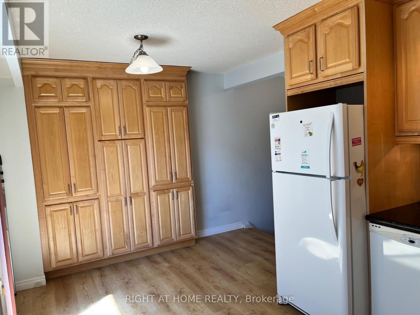 70 Carisbrooke Court, Brampton, Ontario  L6S 3K1 - Photo 4 - W13653924
