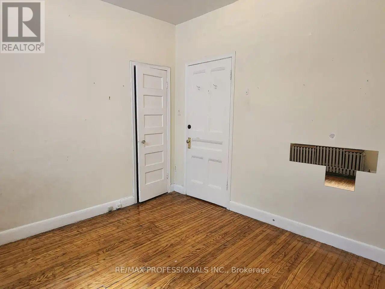 Main Level - 150 Robert Street, Toronto, Ontario  M5S 2K3 - Photo 5 - C13717964