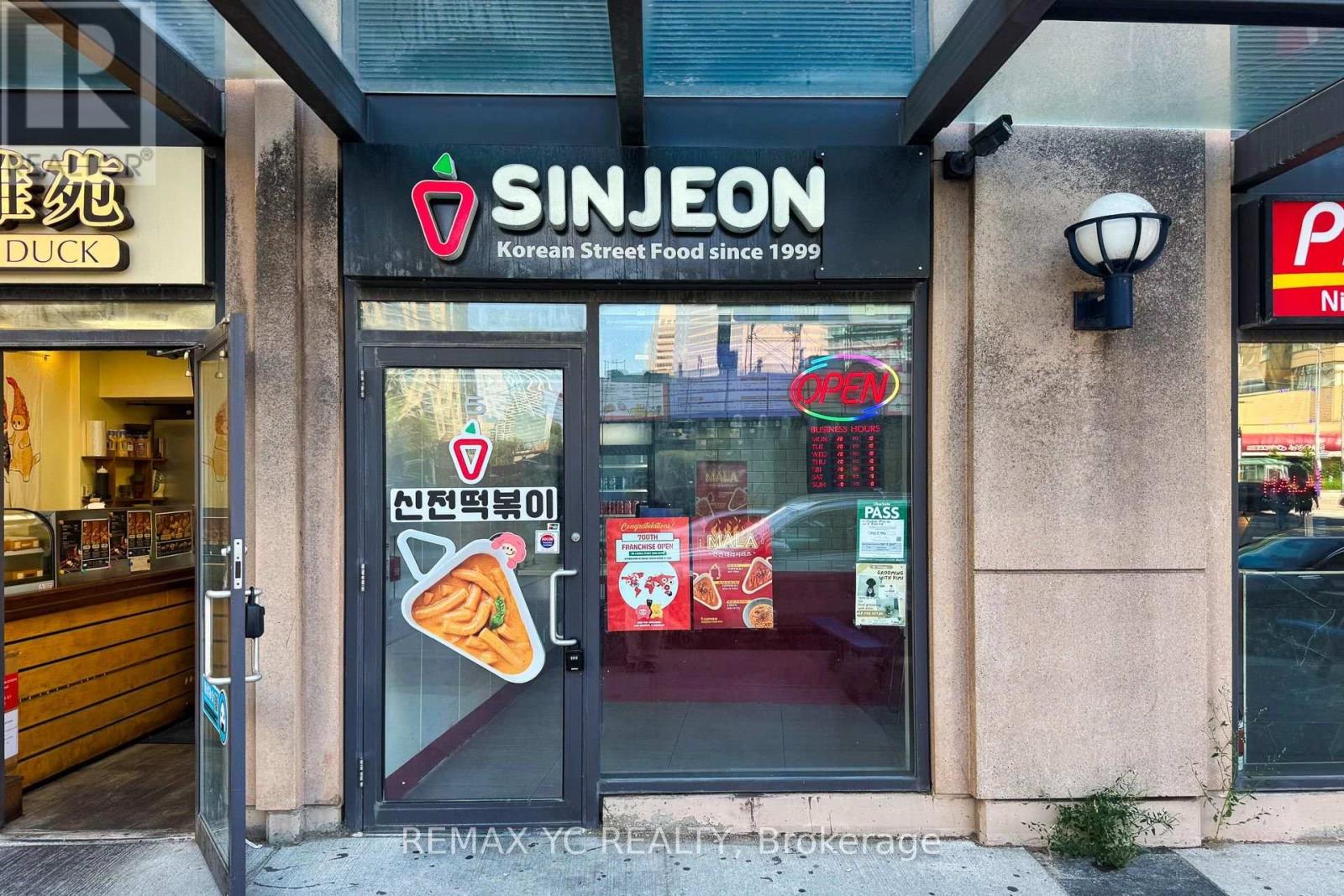 5 BYNG AVENUE, Toronto, Ontario