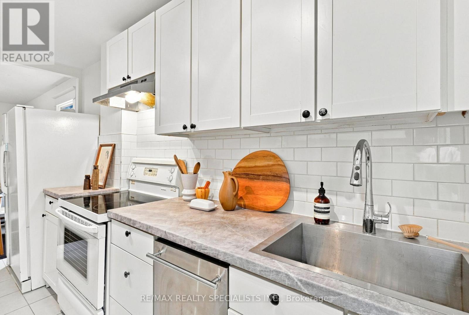 21 Mendel Avenue, Toronto, Ontario  M4C 1E6 - Photo 13 - E13718124