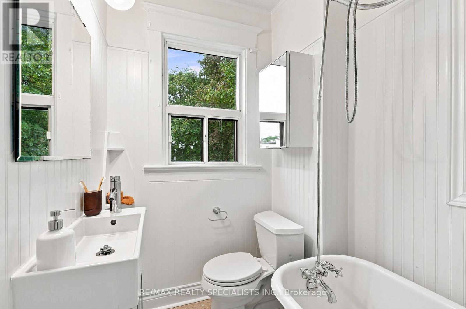 21 Mendel Avenue, Toronto, Ontario  M4C 1E6 - Photo 19 - E13718124